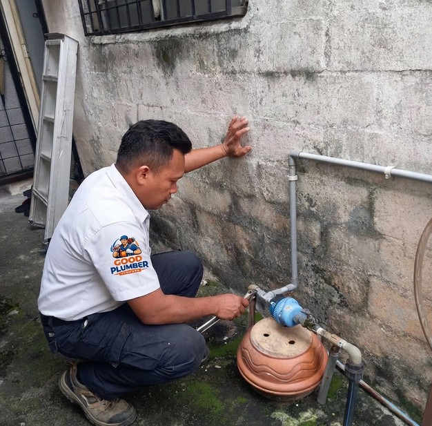 Outdoor plumbing work in Puchong